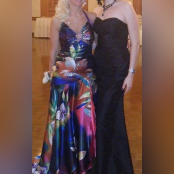 Black evening gown - Picture 2 of 4